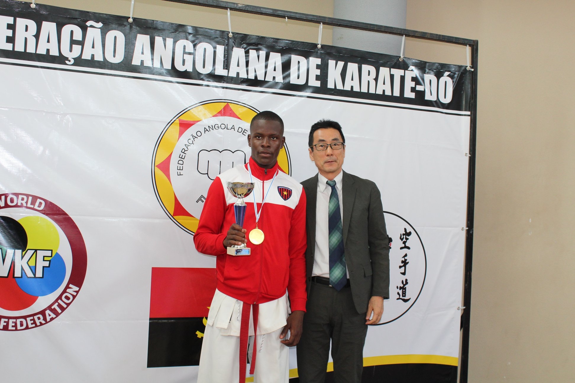 男子の部優勝者と澤田大使