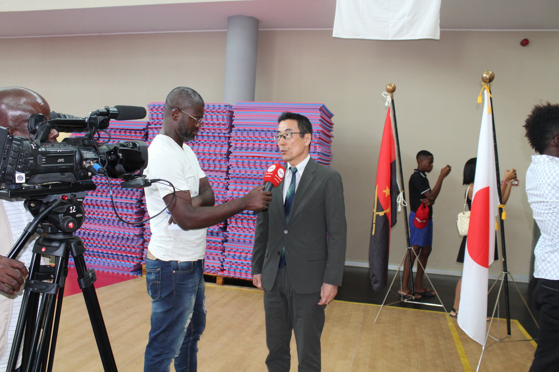 インタビューに対応する澤田大使