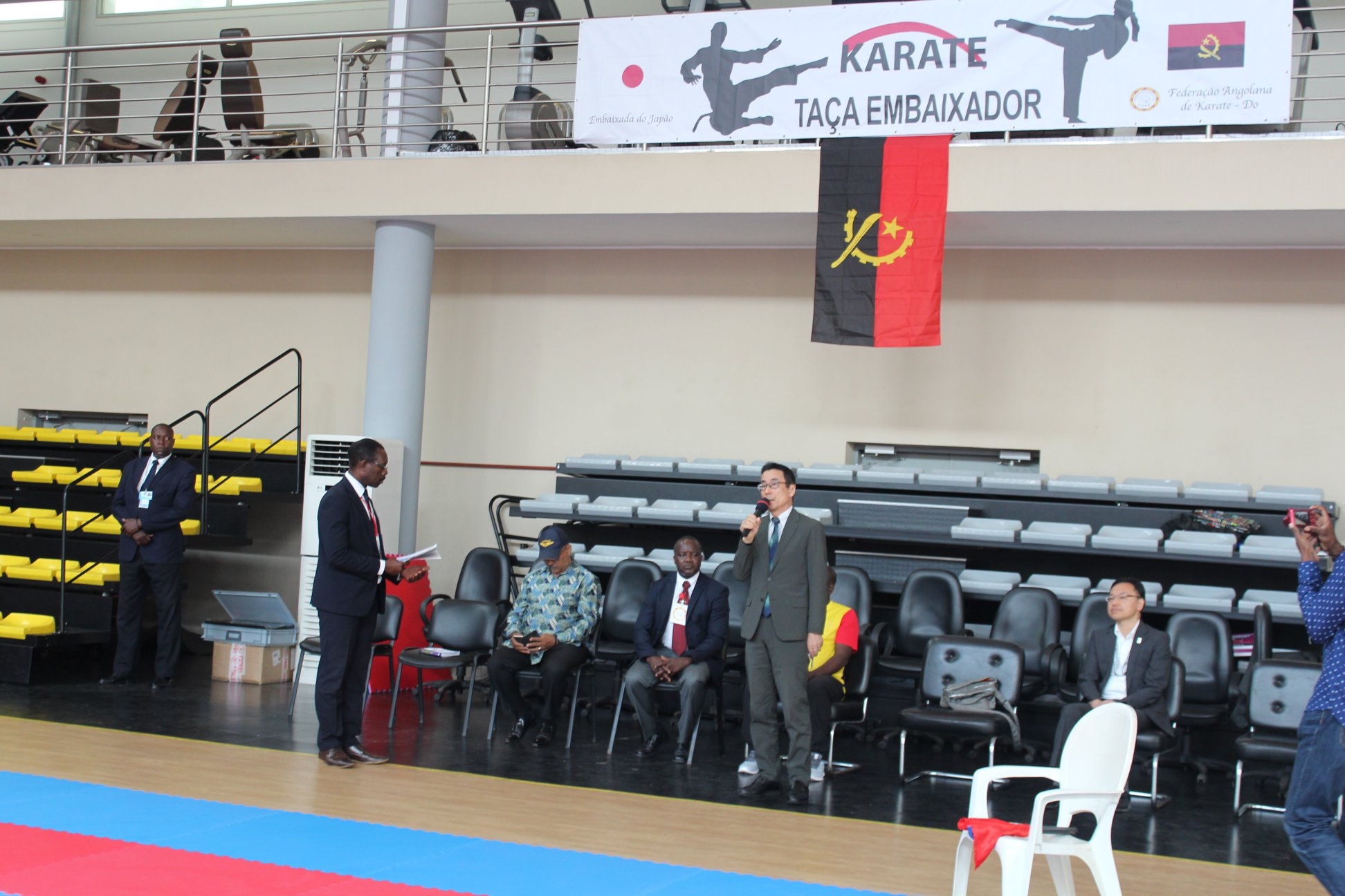 挨拶する澤田大使